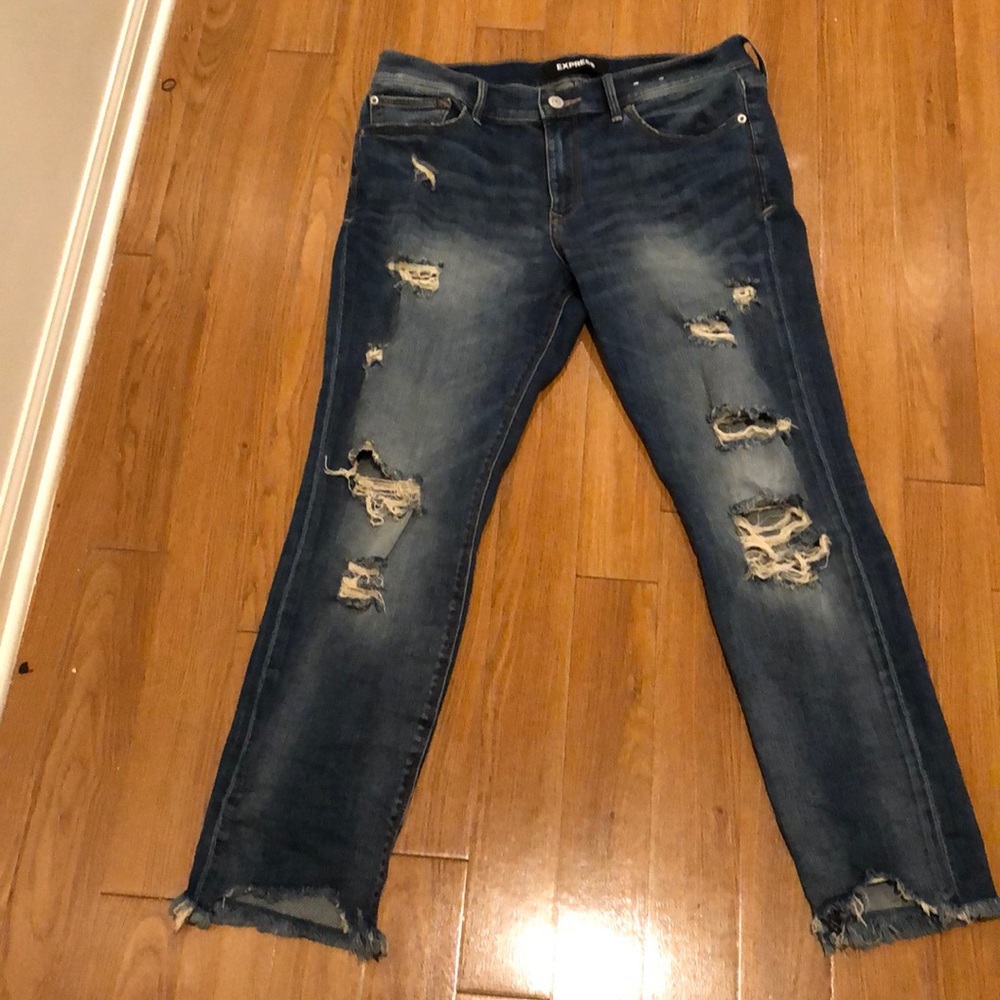 Mid rise distressed stretch ankle jean.